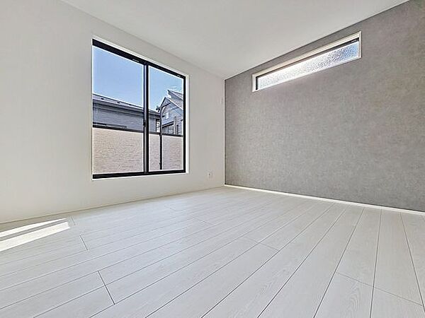 「アクセントクロスを採用した内装」一部グレーベースのクロスがお部屋のアクセントに。優しい色合いの空間を演出しています。