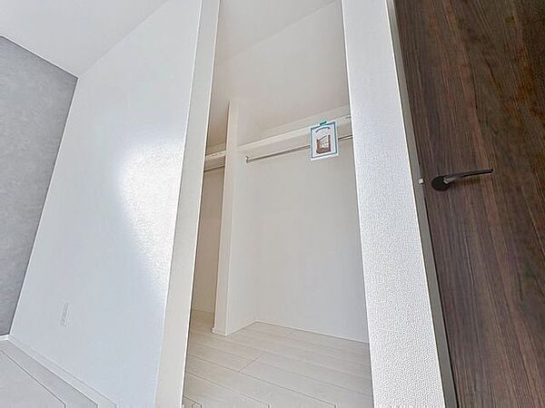 「ウォークインクローゼット」たっぷりと荷物が入るよう、ウォークインクローゼットを完備いたしました。