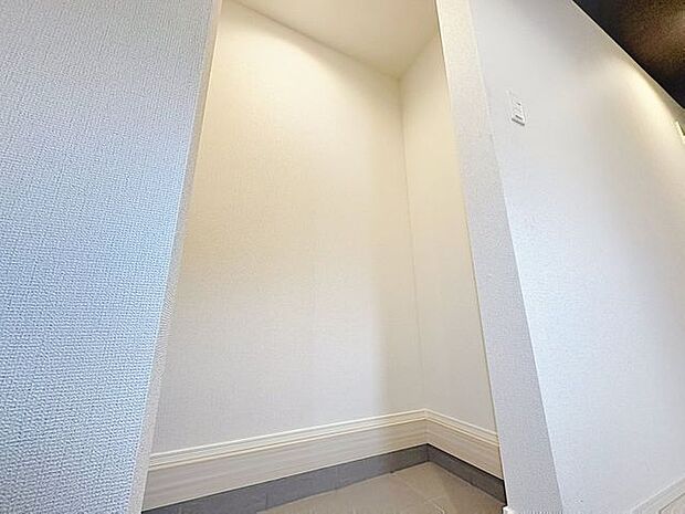 「シューズインクローク」靴は勿論、スポーツ用品やおもちゃ・お掃除用具も収納できます。土足でご使用頂けるのも使い易さのポイントです!