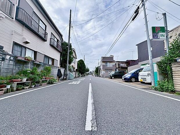 「前面道路含む現地」西5.7m、東7.7m