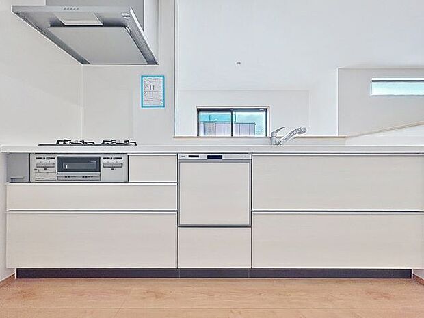 「オープンキッチン」お部屋の雰囲気に溶け込む、インテリアの一部のようなオープンキッチンです。リビングにいるご家族とのおしゃべりを楽しみながらの作業が可能です。