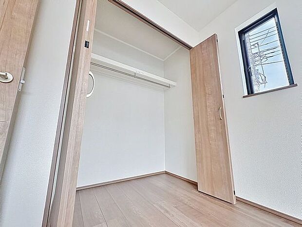 「収納豊富」収納の多さも魅力です。使い勝手の良い収納を豊富に設置しております。居住スペースを充分に確保することができる為、ゆとりある室内で、ゆっくりとご寛ぎいただけます。