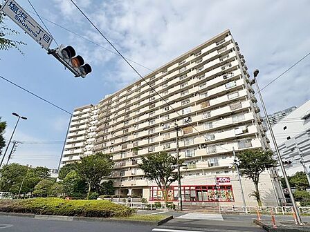 「ファミール浜園」おしゃれな雰囲気や自然の潤い、親しみやすさといった個性を、街に新たな価値を齎し続けることでしょう。