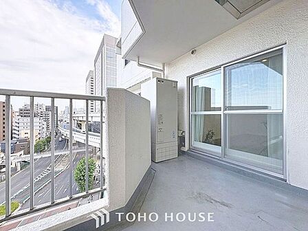 「バルコニー」大きな空に囲まれた気持ちのいい住まい。バルコニーを覗くだけで圧倒的な開放感に包まれます。
