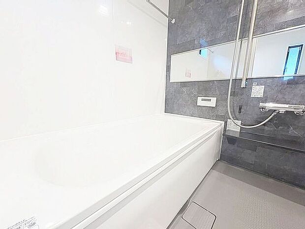 「一日の疲れをリフレッシュ。快適バスルーム。」癒しの空間バスルームです。天気に左右されずに洗濯物を乾かせる、浴室乾燥機・オートバス機能付きです。