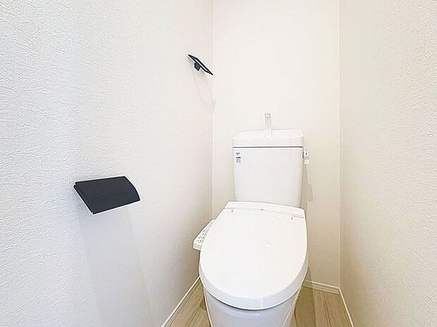 「温水洗浄便座付きトイレ」トイレは快適な温水洗浄便座付です。清潔感のあるホワイトで統一しました。いつも清潔な空間であって頂けるよう配慮された造りです。