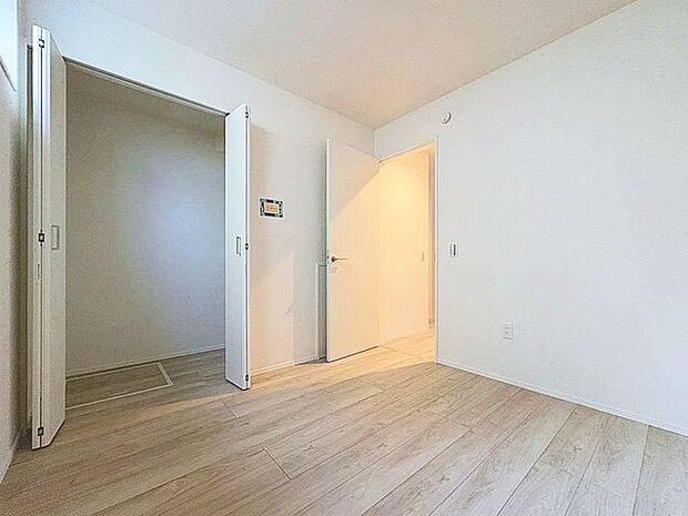 「収納の多さも魅力」使い勝手の良い収納棚を設置しております。居住スペースを充分に確保することができる為、ゆとりある室内で、ゆっくりとご寛ぎいただけます。