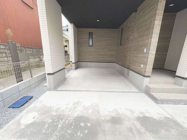 「ビルトインガレージ」車を風雨からしっかりと守ってくれるビルトインガレージです。車を外部に晒さないので風雨だけではなく様々なトラブルに遭いにくく、車好きの方にも安心していただけます。