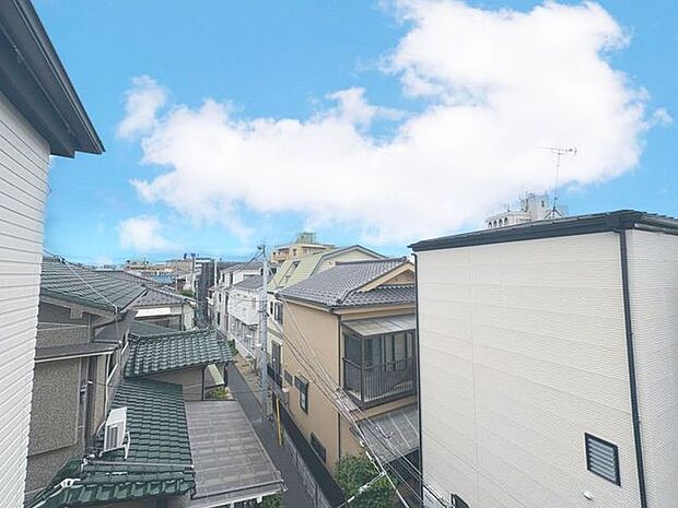 「眺望」穏やかな街並みを一望しながら、爽やかな風と柔らかく降り注ぐ陽光を感じて頂けます。