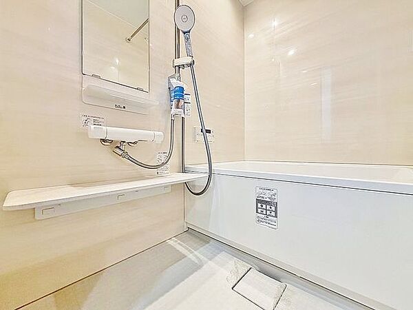 「リフォーム済・バスルーム」ユニットバスを新しく入れ替えしております。追い焚き給湯機はもちろん、雨の日のお洗濯物干しに活躍する浴室乾燥機を設置しています。