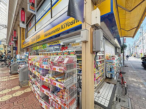 徒歩8分。マツモトキヨシルミエール新小岩店 590m