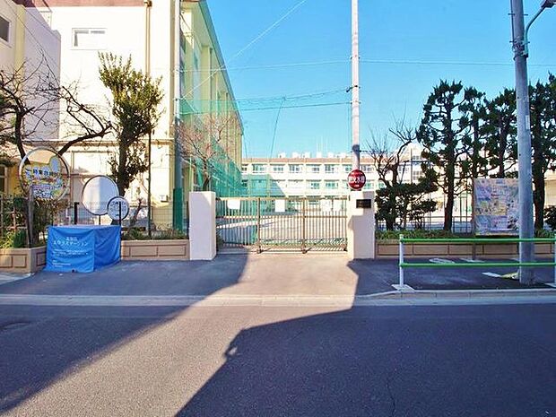 徒歩2分。小松南小学校 90m