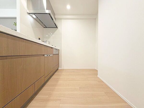 「美しく＆使いやすいキッチン」優しい温もりを醸し出すカウンターキッチンは料理の為の配慮を散りばめられた仕様です。家事をしながらリビングの様子を見守れる安心感もあります。