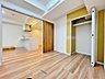 寝室：「スライドドアを採用した住まい」スライドドアを開け放し、大型リビングにも。2WAY利用ができるのは嬉しいメリットです。