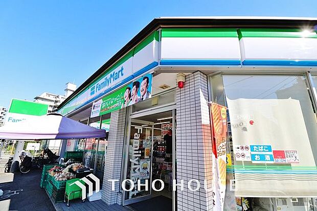 ファミリーマート足立東和店 徒歩9分。 660m