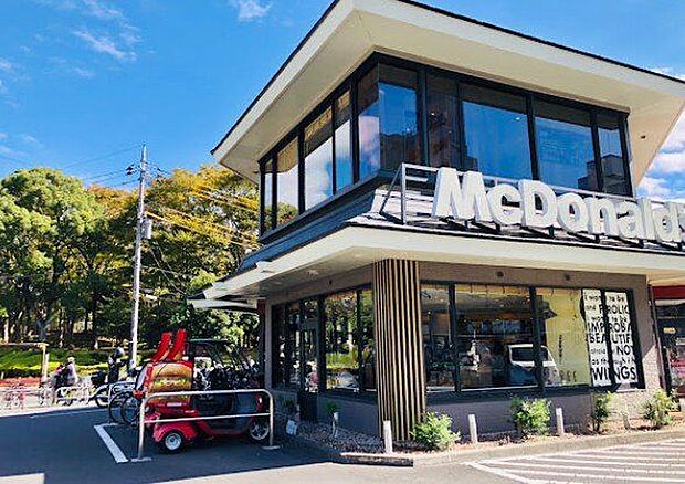 徒歩6分。マクドナルド 450m