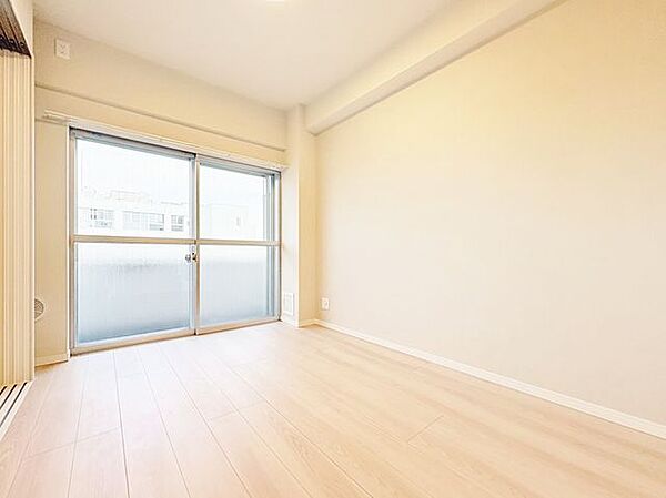 「明るい居室」主寝室は十分な広さに加えて、快適に目覚められるよう、大きな採光窓を設けました。