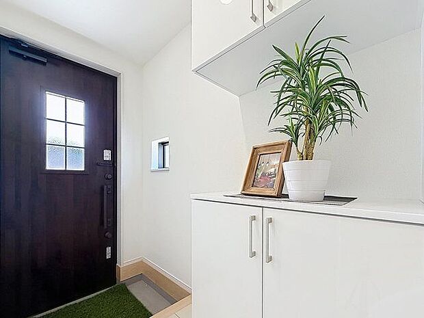 「自分ライクな玄関をお造り下さい」玄関スペースには、季節の飾り付けやお花、写真などが飾れて、自分好みにアレンジできます。