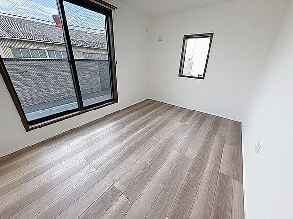 「バルコニーに面した居室」主寝室は十分な広さに加えて、快適に目覚められるよう、大きな採光窓を設けました。
