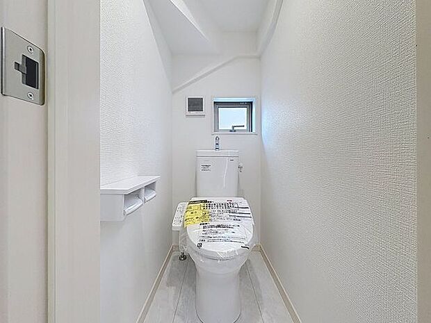 「温水洗浄便座付きトイレ」トイレは快適な温水洗浄便座付です。清潔感のあるホワイトで統一しました。いつも清潔な空間であって頂けるよう配慮された造りです。