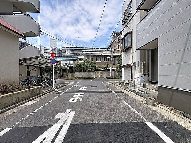 「前面道路含む外観」