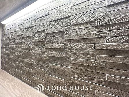 「お洒落なアクセントクロスを採用。」お部屋のポテンシャルを最大限引き出すようコーディネートされた壁紙です。ナチュラルで落ち着いた雰囲気ながら、おしゃれな空間に仕上がったお部屋です。