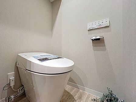 「リフォーム済・トイレ」トイレ関係の設備も一新されています。もちろん温水洗浄機能付き便座です。気になる水周り関係は全て新しくなっていますので、気持ちよく新生活が始められます。