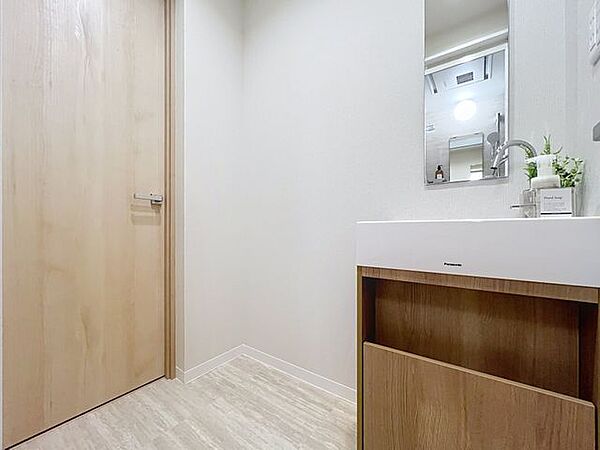「リフォーム済・洗面台」大きな鏡で朝の準備もばっちり。収納も多く、洗剤など日用品の保管にも便利です。