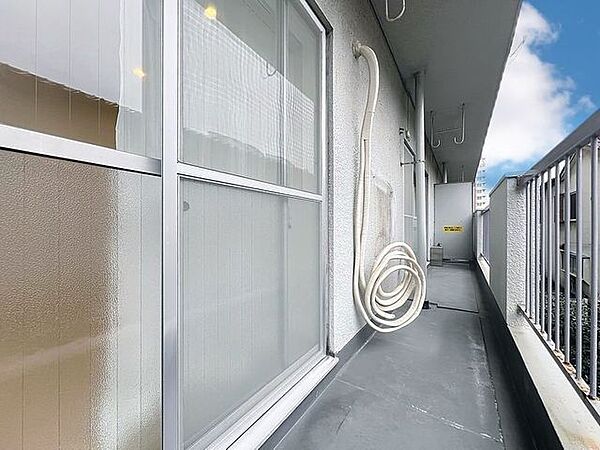 「バルコニー」都市型生活をより快適にコーディネートするかのように、周りの情景とマッチしたバルコニー。住まうご家族の心地よさを最優先したバルコニーでは様々な時間を楽しめます。