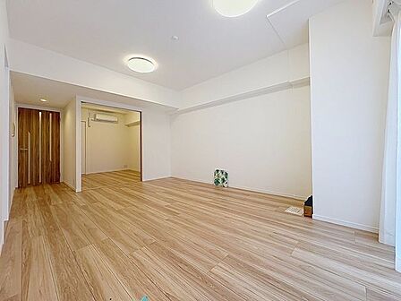 「木のぬくもり感じる優しい雰囲気のお部屋」落ち着いたカラーコーディネートの室内。インテリアやファブリックで、オーナー様好みのテイストデザインを取り入れて頂けます。