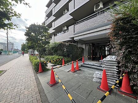 「エントランス入口」植栽もお手入れがしっかりとされており、美しい外観のポイントになっています。