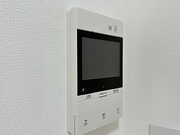 「見える安心・TVモニター付きインターホン」誰が来てもわかる様にモニター付きインターホンを設置。家事導線を考慮した個所に設置し、防犯性と利便性に優れ快適と安らぎを合わせた優しい設計。