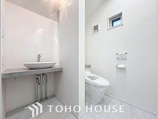 「温水洗浄便座付きトイレ」トイレは快適な温水洗浄便座付です。清潔感のあるホワイトで統一しました。いつも清潔な空間であって頂けるよう配慮された造りです。