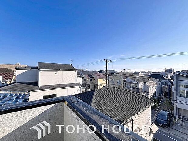 「穏やかな街並みの眺望」穏やかな街並みを一望しながら、爽やかな風と柔らかく降り注ぐ陽光を感じて頂けます。心地良い開放感が暮らしにゆとりと充足感をもたらします。