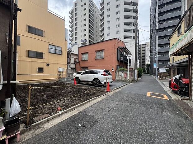 「前面道路含む外観」