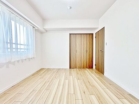 「明るい居室」温もりある自然光を感じていただける居室です。飽きのこないナチュラルなデザインの空間は、色褪せることのない心地良さを作ります。