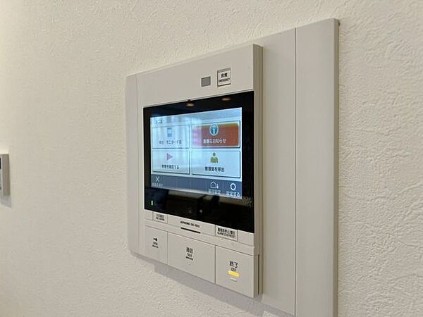 「見える安心・TVモニター付きインターホン」誰が来てもわかる様にモニター付きインターホンを設置。家事導線を考慮した個所に設置し、防犯性と利便性に優れ快適と安らぎを合わせた優しい設計。