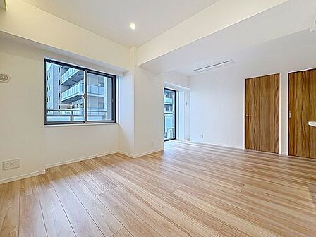 「東向き。陽当り良好。」大きな窓辺からの日差しが暖かい室内は、自然と住まう人の気分も明るくなり、リビングでの素敵なワンシーンが演出されます。