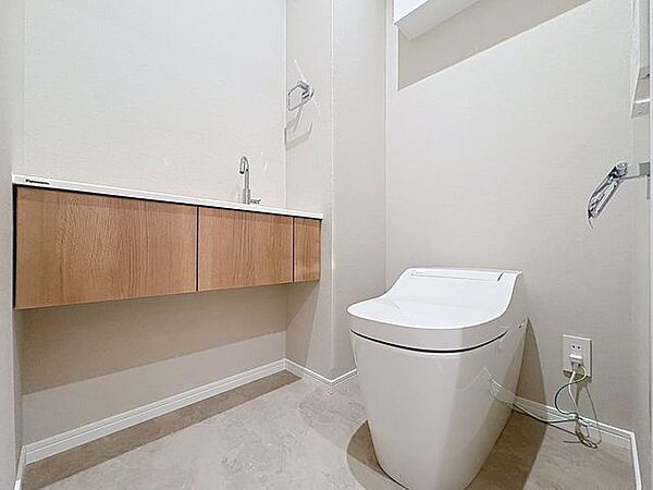「リフォーム済・タンクレストイレ」お手入れの楽なタンクレスタイプのトイレ設備に洗面スペースもついた快適空間！ほしかった機能が揃ったウォシュレット一体型トイレです。
