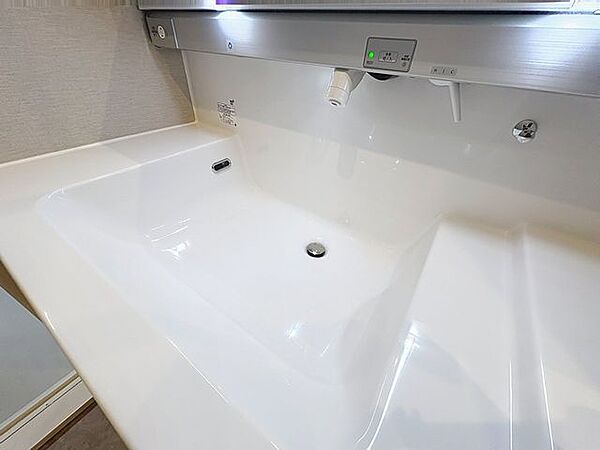 「リフォーム済・洗面台」大きな鏡で朝の準備もばっちり。収納も多く、洗剤など日用品の保管にも便利です。