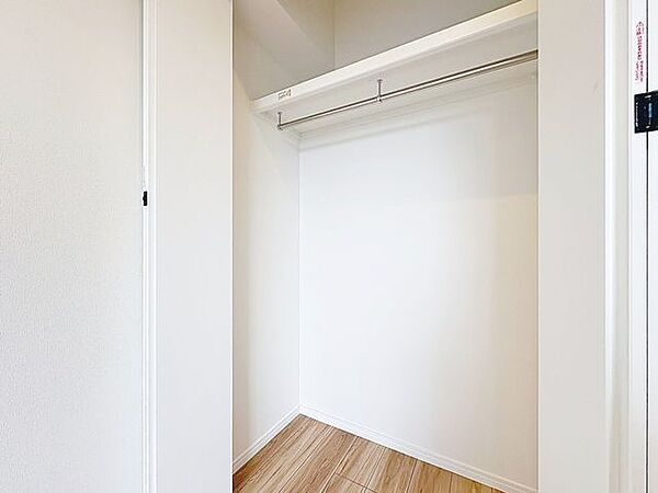 「収納」居室にはクローゼットを完備し、自由度の高い家具の配置が叶うシンプルな空間です。お子様の成長と必要になる子供部屋を与えるにはぴったりの間取りですね。
