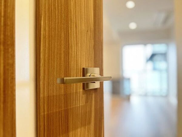 「のんびり過ごせるLDK」朝は爽やかな日差しを浴びながら、家族みんなでおいしい朝食。昼下がりには読書やお昼寝でもしながらのんびりと過ごすひと時。家族が集まる空間を、一番明るい空間に。