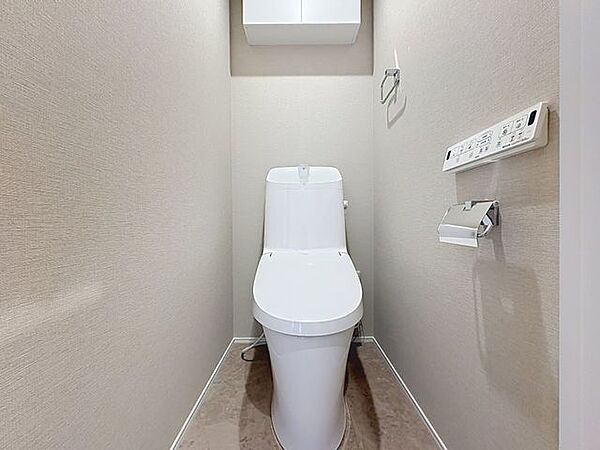 「ウォシュレット機能付き」優れた節水効果や汚れが付きにくい便座など、ほしかった機能が揃ったウォシュレット一体型トイレです。収納に便利な吊戸棚を備え付けています。