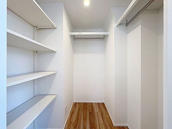 「ウォークインクローゼット」たっぷりと荷物が入るよう、ウォークインクローゼットを完備いたしました。