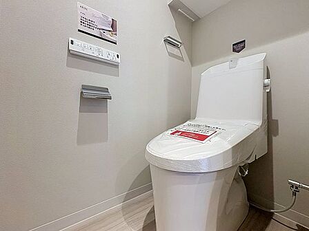 「リフォーム済・トイレ」トイレ関係の設備も一新されています。もちろん温水洗浄機能付き便座です。