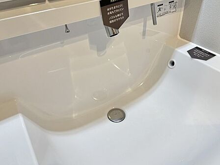 「リフォーム済・洗面台」大きな鏡で朝の準備もばっちり。収納も多く、洗剤など日用品の保管にも便利です。