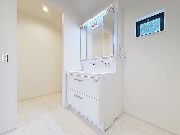 「洗面台」シンプルだからこそ使いやすい。スタンダードなデザインの洗面ボウルは清潔感あるオフホワイトです。