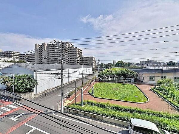「眺望」穏やかな街並みを一望しながら、爽やかな風と柔らかく降り注ぐ陽光を感じて頂けます。