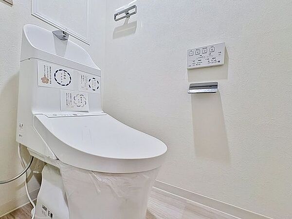 「温水洗浄便座付きトイレ」トイレは快適な温水洗浄便座付です。清潔感のあるホワイトで統一しました。いつも清潔な空間であって頂けるよう配慮された造りです。