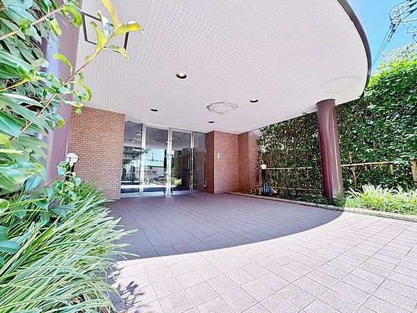 「エントランス入口」植栽もお手入れがしっかりとされており、美しい外観のポイントになっています。